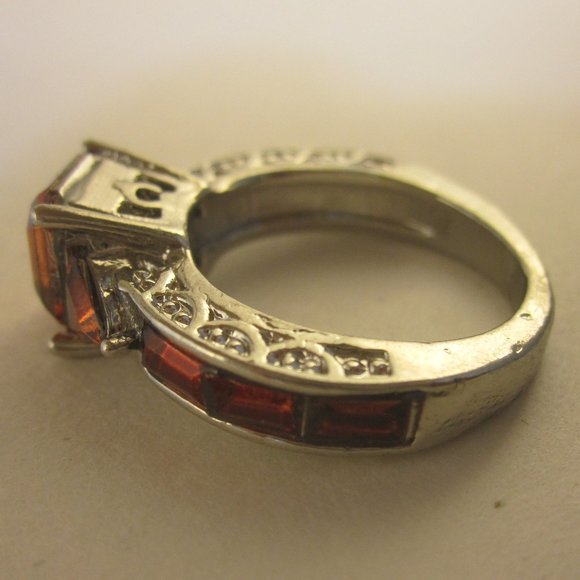 Elegant 18k White Gold Garnet Ruby Ring - Picture 7 of 8